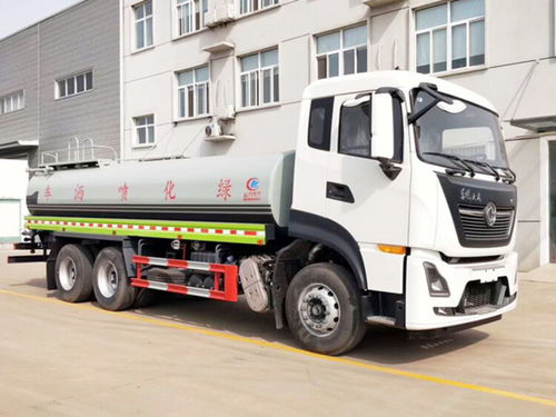 东风10吨运油车 多能一体，高效可靠的流动油库与绿化卫士