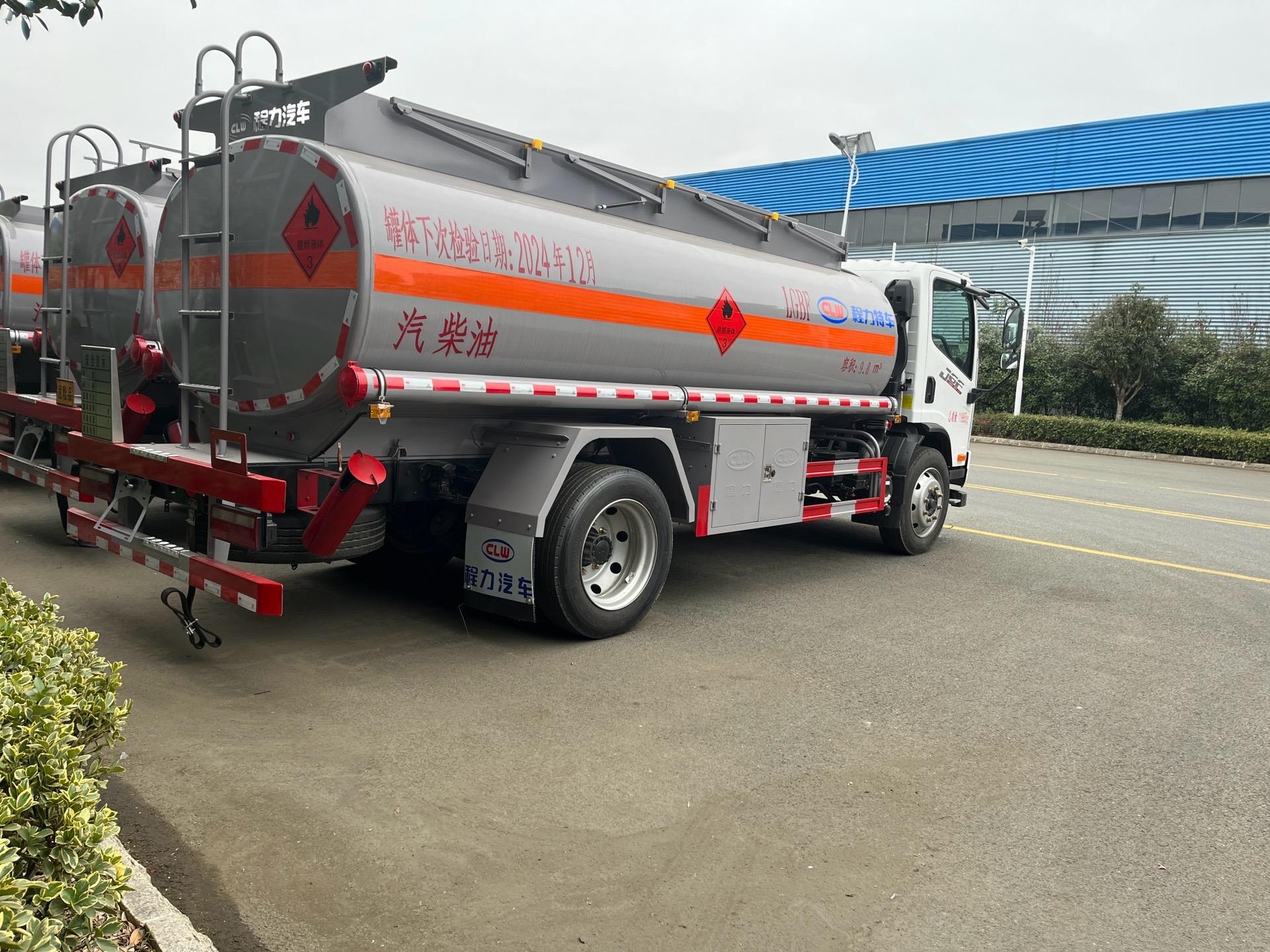 八年实战锤炼 程力牌CL5121GYY6BWG型8吨运油车详解，助力物流运输提质增效